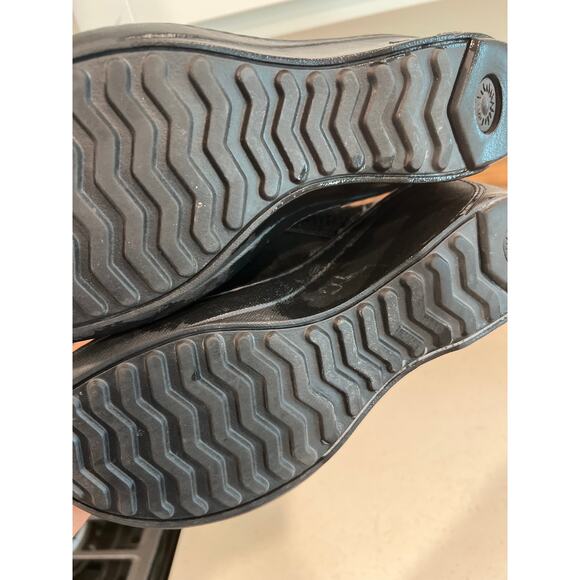 Ugg size 9 womens black clogs - Picture 3 of 4